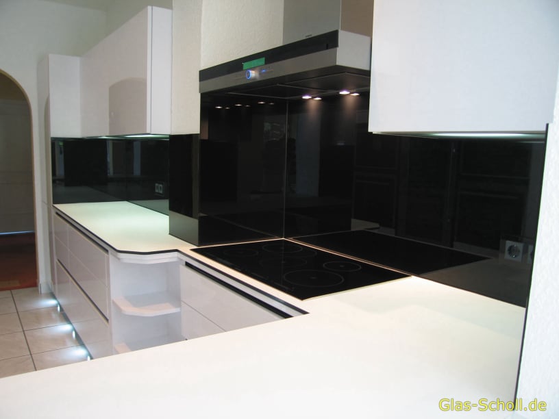 schwarzer Rundum Küchenspritzschutz von Glas Scholl