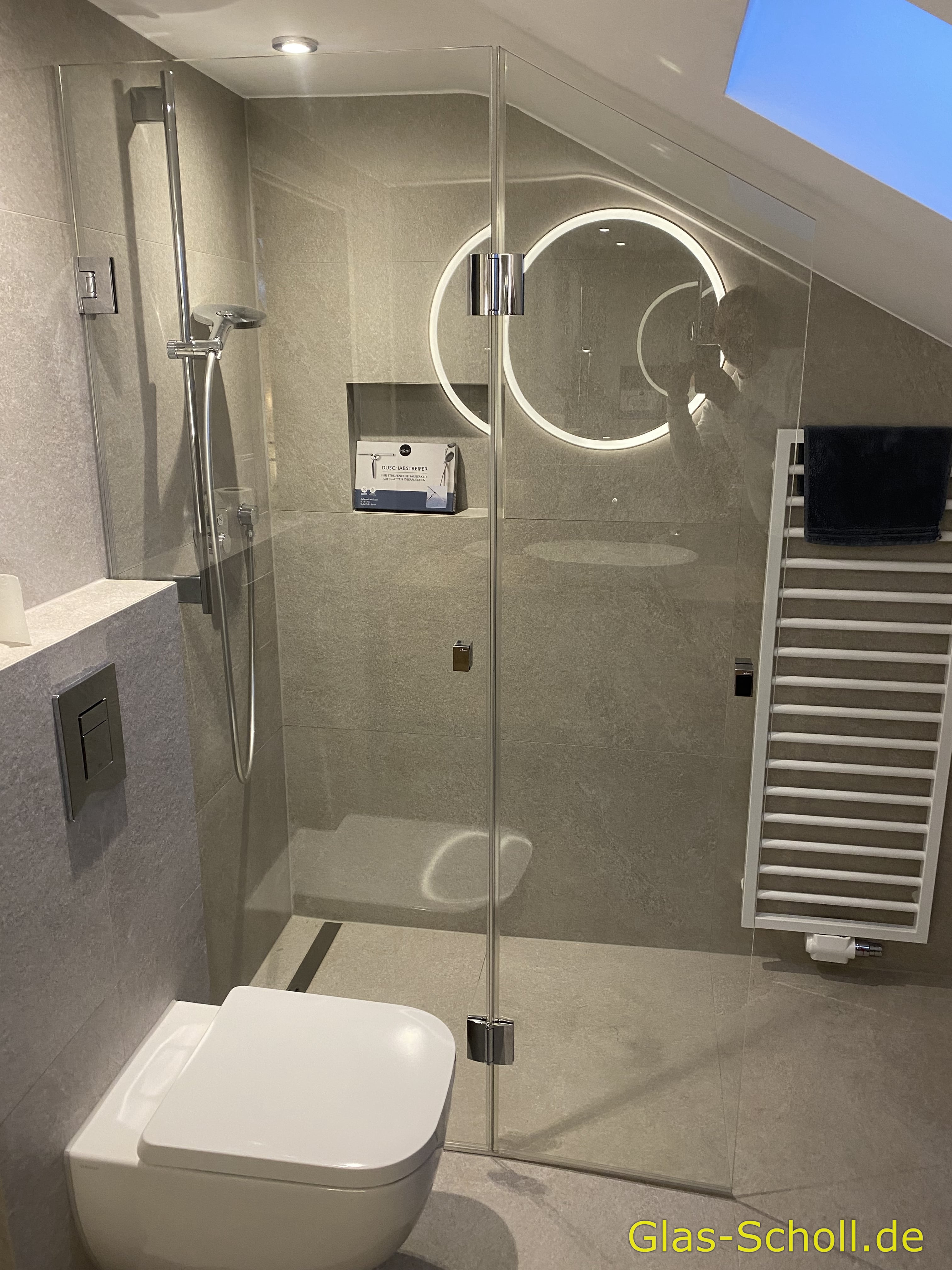bodentiefe Klappdusche an Dachschräge [67] von www.glas-scholl.de